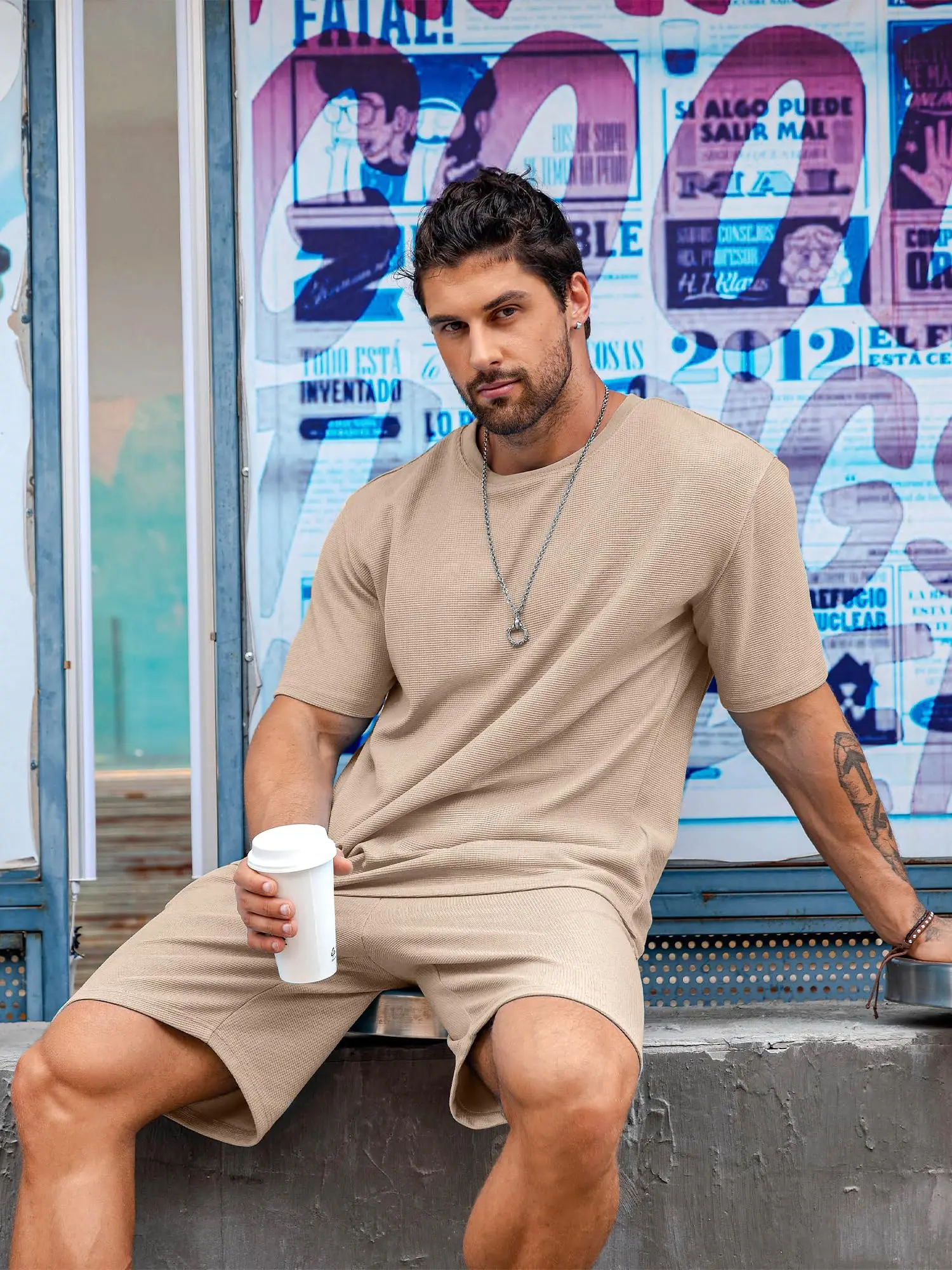Camiseta y shorts de cuello redondo, cómodos y transpirables, con estampado de letras y estampado urbano para hombre. - Imagen 21