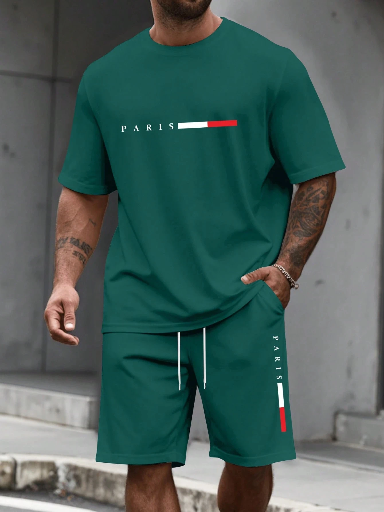 Camiseta y shorts de cuello redondo, cómodos y transpirables, con estampado de letras y estampado urbano para hombre. - Imagen 4