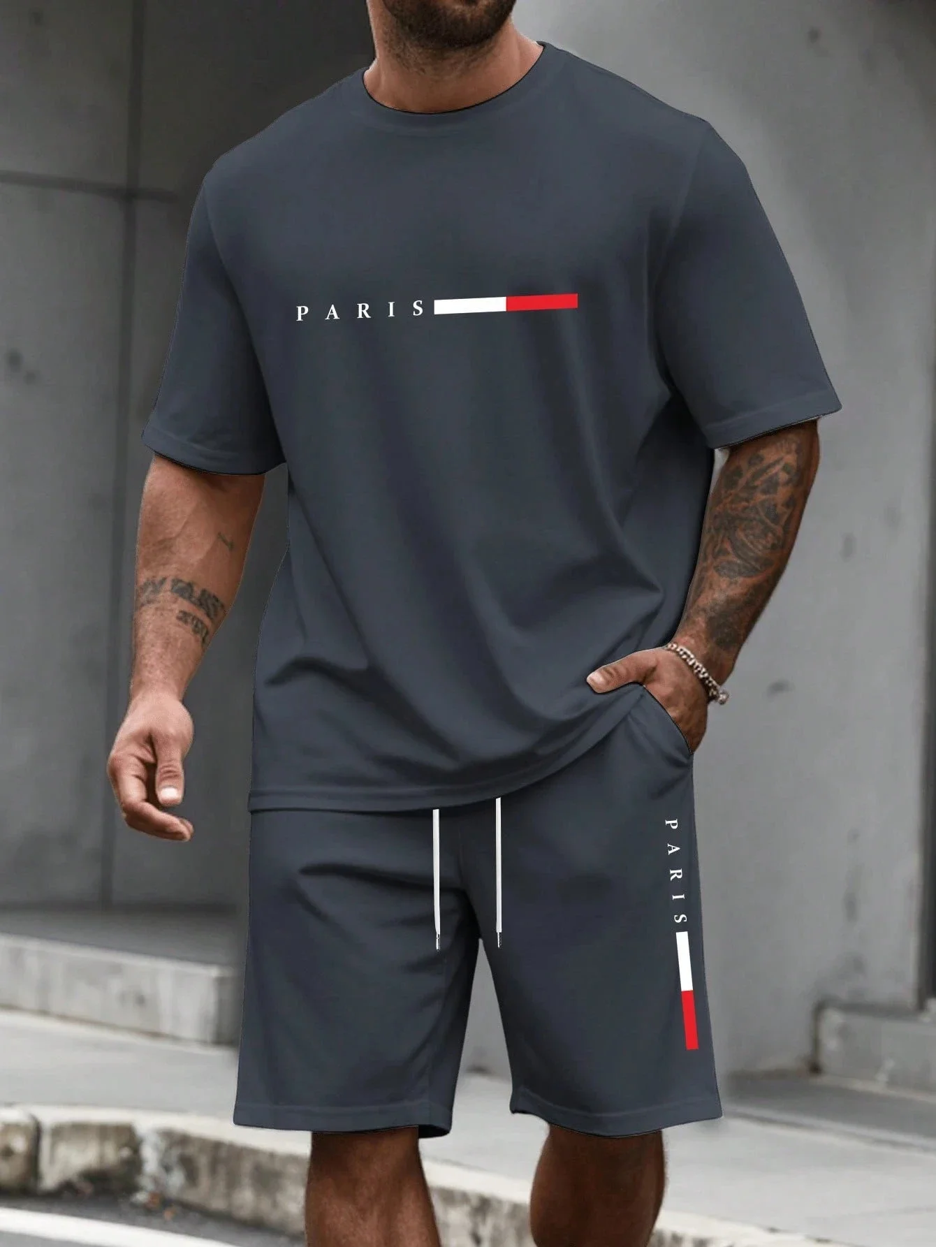 Camiseta y shorts de cuello redondo, cómodos y transpirables, con estampado de letras y estampado urbano para hombre. - Imagen 3