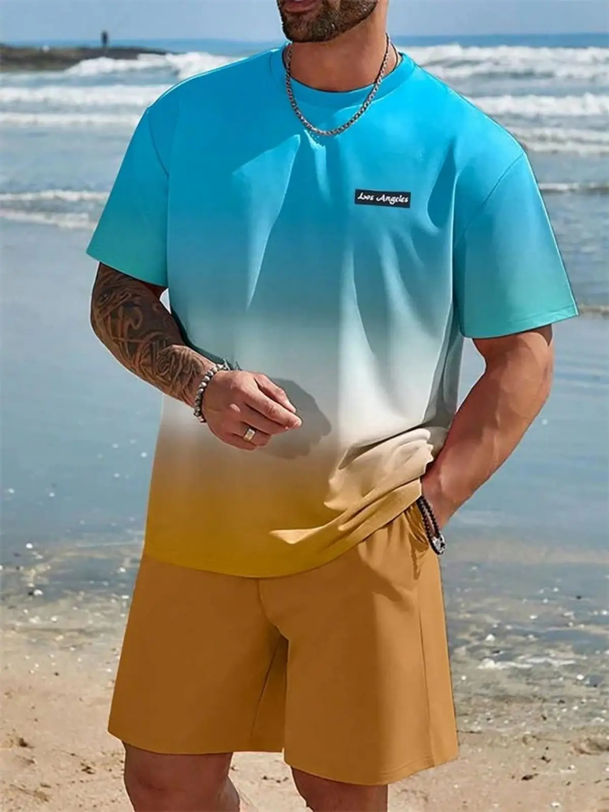 Camiseta y shorts de cuello redondo, cómodos y transpirables, con estampado de letras y estampado urbano para hombre. - Imagen 2