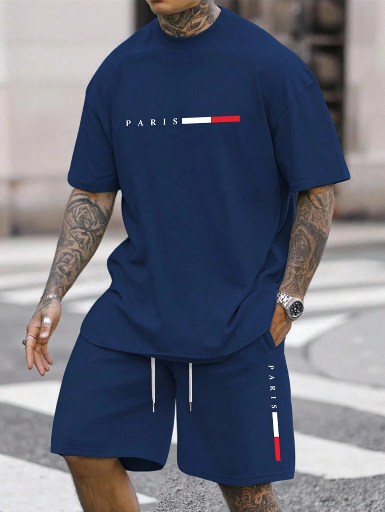 Camiseta y shorts de cuello redondo, cómodos y transpirables, con estampado de letras y estampado urbano para hombre. - Imagen 9
