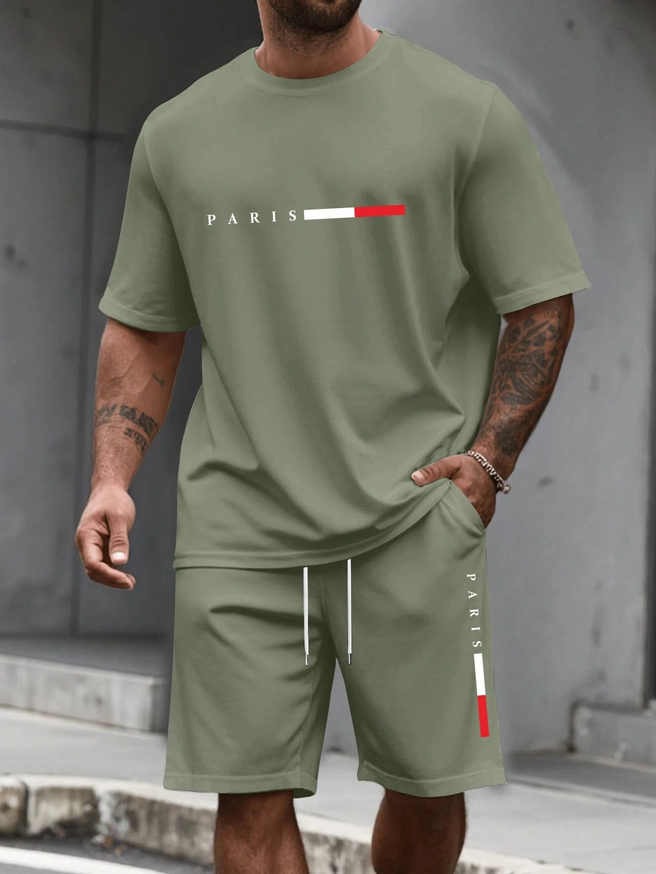 Camiseta y shorts de cuello redondo, cómodos y transpirables, con estampado de letras y estampado urbano para hombre. - Imagen 7