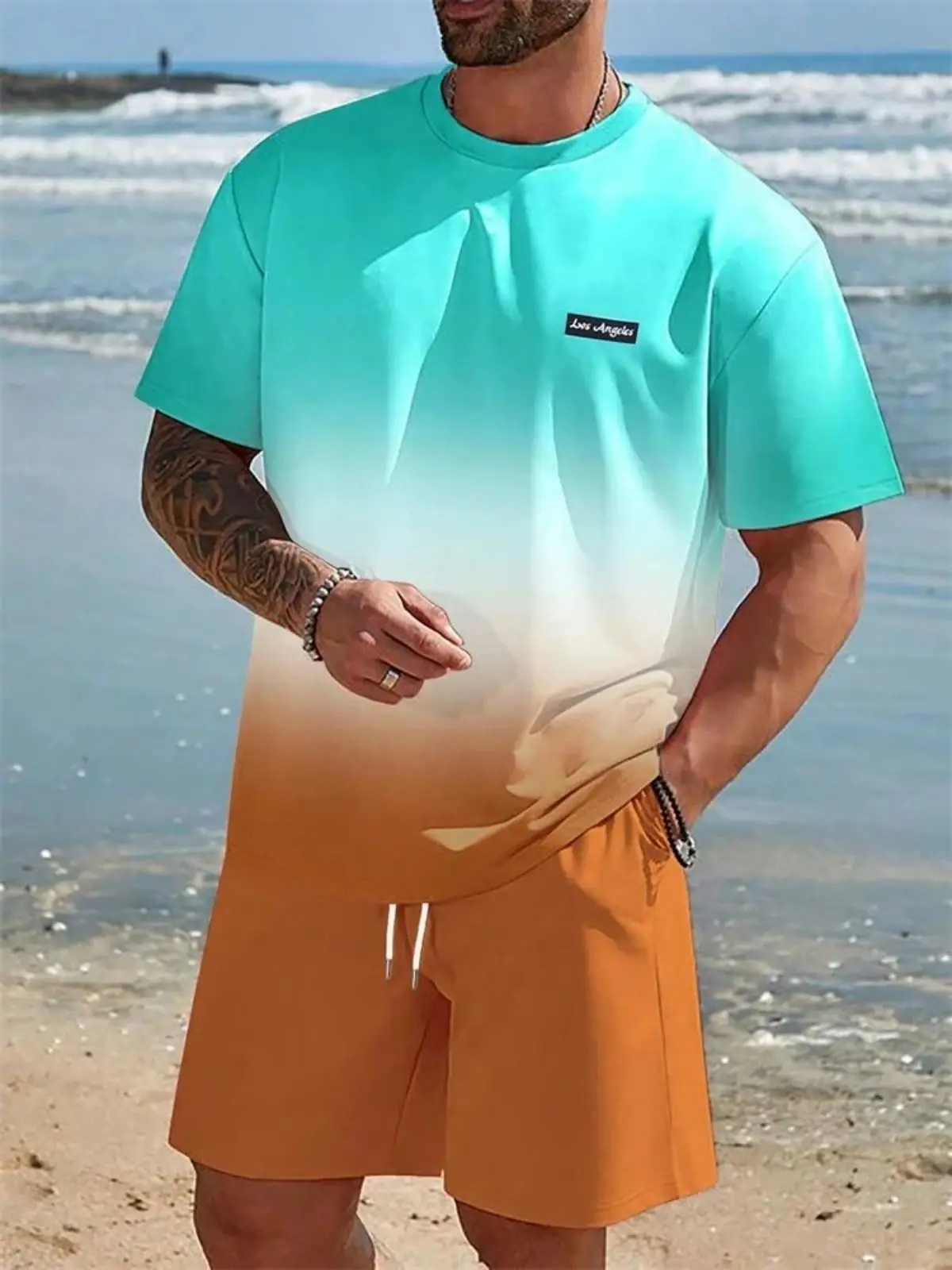 Camiseta y shorts de cuello redondo, cómodos y transpirables, con estampado de letras y estampado urbano para hombre. - Imagen 3
